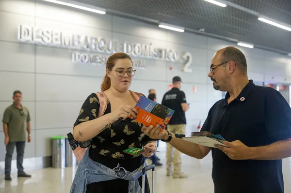 Vice-governador recepciona turistas que chegam a Aeroporto de Confins para carnaval em Belo Horizonte