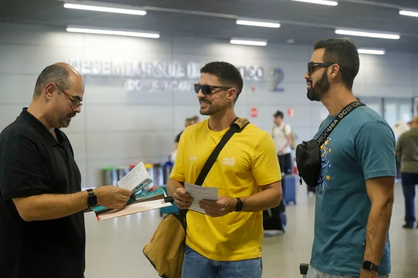 Vice-governador recepciona turistas que chegam a Aeroporto de Confins para carnaval em Belo Horizonte