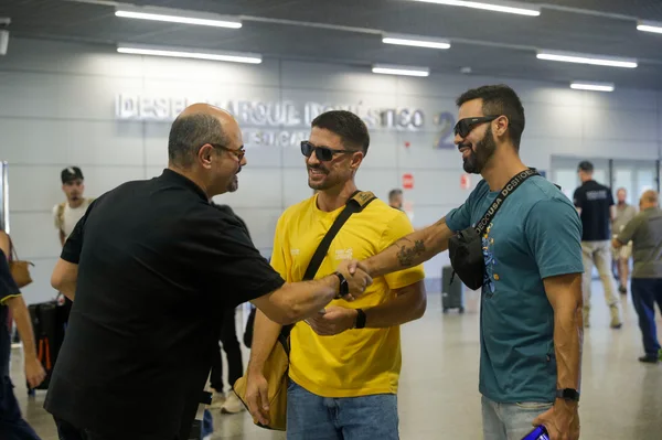Vice-governador recepciona turistas que chegam a Aeroporto de Confins para carnaval em Belo Horizonte