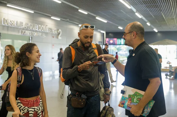 Vice-governador recepciona turistas que chegam a Aeroporto de Confins para carnaval em Belo Horizonte