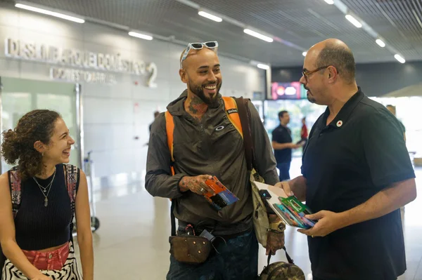 Vice-governador recepciona turistas que chegam a Aeroporto de Confins para carnaval em Belo Horizonte