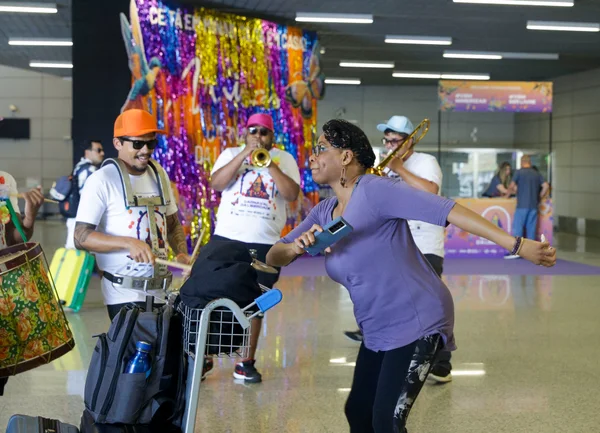 Vice-governador recepciona turistas que chegam a Aeroporto de Confins para carnaval em Belo Horizonte