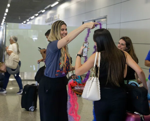 Vice-governador recepciona turistas que chegam a Aeroporto de Confins para carnaval em Belo Horizonte
