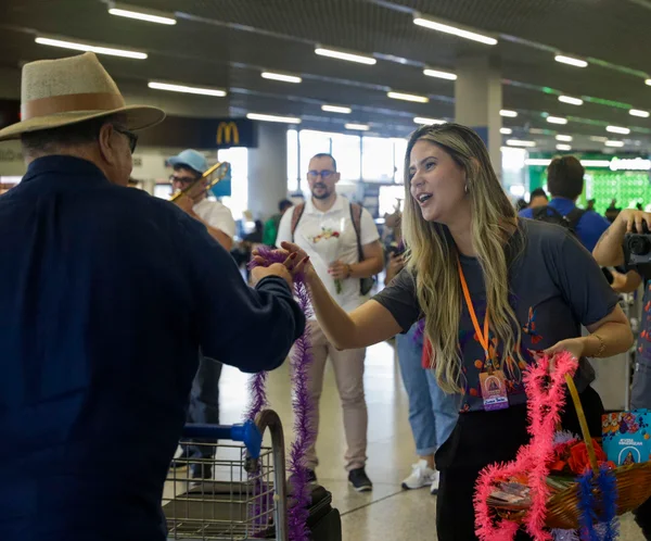 Vice-governador recepciona turistas que chegam a Aeroporto de Confins para carnaval em Belo Horizonte