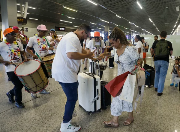 Vice-governador recepciona turistas que chegam a Aeroporto de Confins para carnaval em Belo Horizonte