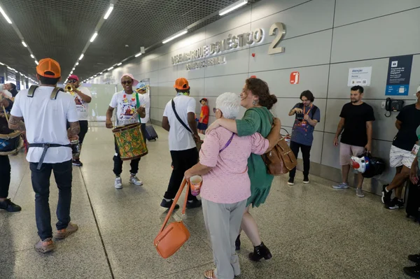 Vice-governador recepciona turistas que chegam a Aeroporto de Confins para carnaval em Belo Horizonte