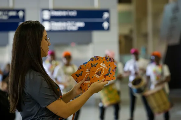 Vice-governador recepciona turistas que chegam a Aeroporto de Confins para carnaval em Belo Horizonte
