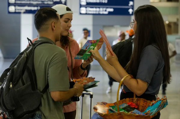 Vice-governador recepciona turistas que chegam a Aeroporto de Confins para carnaval em Belo Horizonte