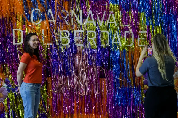 Vice-governador recepciona turistas que chegam a Aeroporto de Confins para carnaval em Belo Horizonte