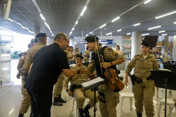 Vice-governador recepciona turistas que chegam a Aeroporto de Confins para carnaval em Belo Horizonte