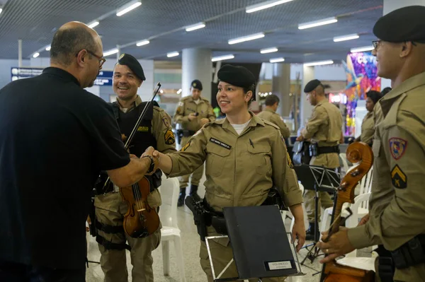 Vice-governador recepciona turistas que chegam a Aeroporto de Confins para carnaval em Belo Horizonte