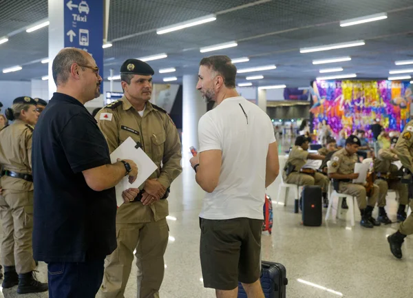 Vice-governador recepciona turistas que chegam a Aeroporto de Confins para carnaval em Belo Horizonte
