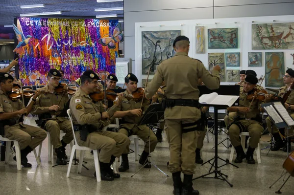 Vice-governador recepciona turistas que chegam a Aeroporto de Confins para carnaval em Belo Horizonte
