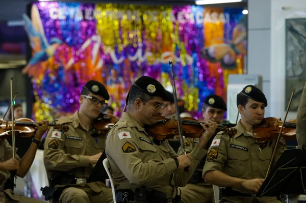 Vice-governador recepciona turistas que chegam a Aeroporto de Confins para carnaval em Belo Horizonte