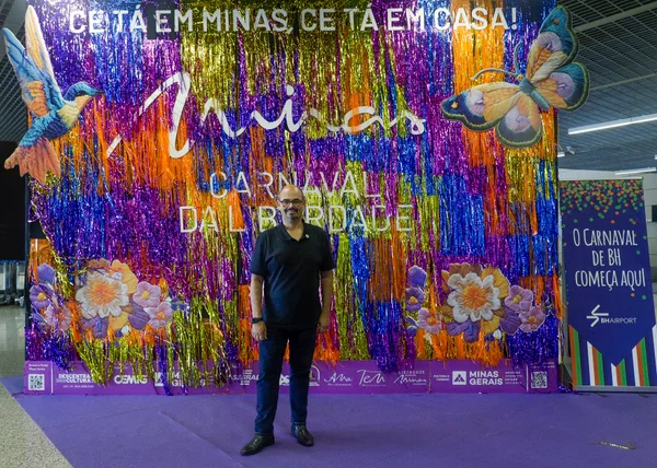 Vice-governador recepciona turistas que chegam a Aeroporto de Confins para carnaval em Belo Horizonte