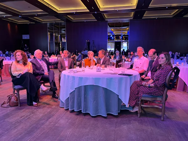 Em São Paulo, governador de Minas Gerais participa de discussão sobre desenvolvimento do Brasil e apresenta o Trilhas de Futuro