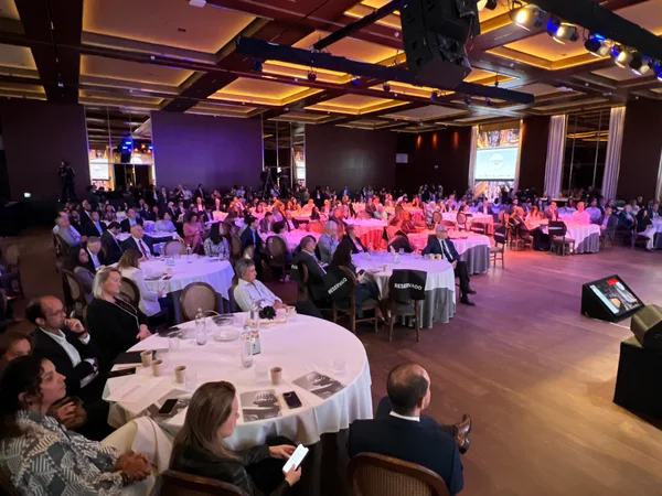 Em São Paulo, governador de Minas Gerais participa de discussão sobre desenvolvimento do Brasil e apresenta o Trilhas de Futuro
