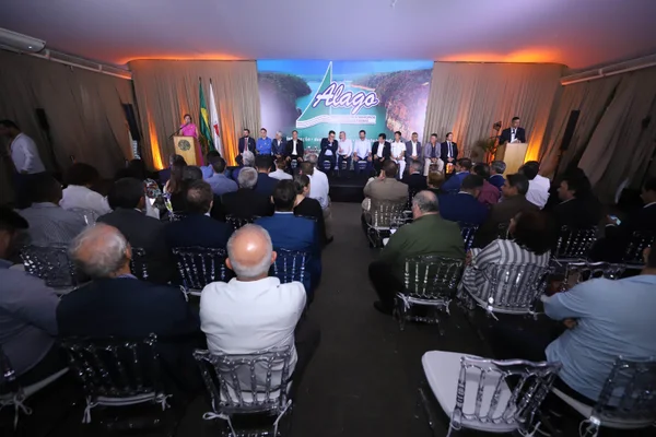 Governador de Minas acompanha cerimônia de posse da nova diretoria da Associação dos Municípios do Lago de Furnas