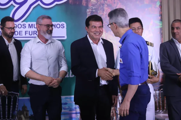 Governador de Minas acompanha cerimônia de posse da nova diretoria da Associação dos Municípios do Lago de Furnas