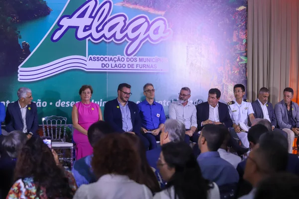 Governador de Minas acompanha cerimônia de posse da nova diretoria da Associação dos Municípios do Lago de Furnas