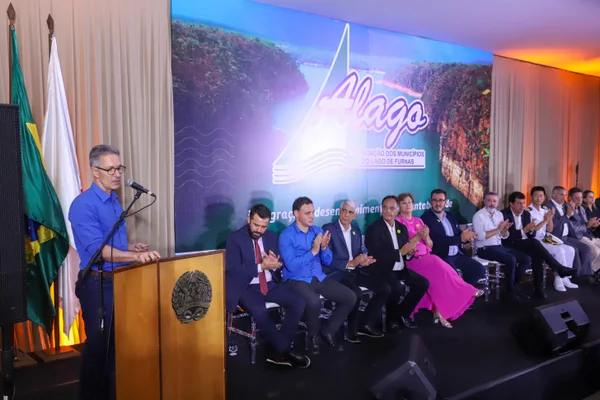 Governador de Minas acompanha cerimônia de posse da nova diretoria da Associação dos Municípios do Lago de Furnas