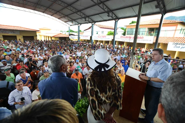 Governador Anastasia fala à população presente à solenidade