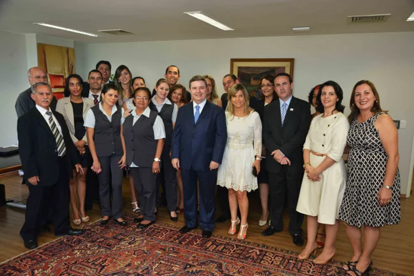 Governador e os funcionários do Escritório de Representação do Governo de Minas em Brasília