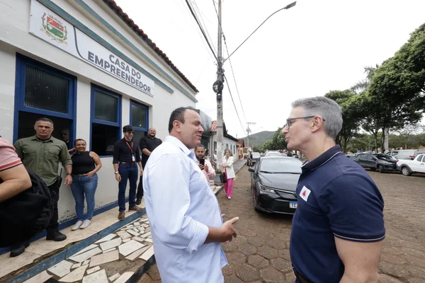 Governador se reúne com mulheres atendidas pelo Trajeto Moda e palestra sobre empreendedorismo para alunos do ensino médio