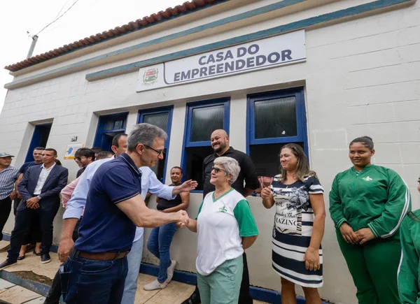 Governador se reúne com mulheres atendidas pelo Trajeto Moda e palestra sobre empreendedorismo para alunos do ensino médio