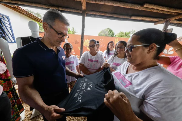 Governador se reúne com mulheres atendidas pelo Trajeto Moda e palestra sobre empreendedorismo para alunos do ensino médio