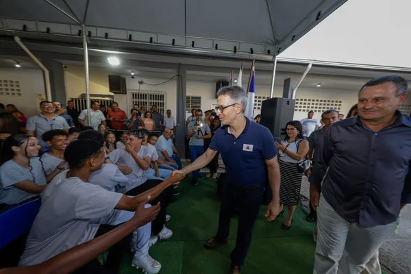 Governador se reúne com mulheres atendidas pelo Trajeto Moda e palestra sobre empreendedorismo para alunos do ensino médio
