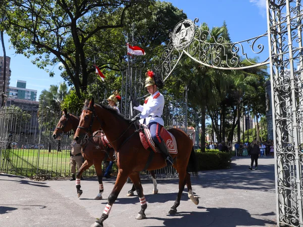 Vice-governador acompanha tradicional cerimônia de Troca da Guarda no Palácio da Liberdade, como parte das comemorações dos 250 anos da PMMG 