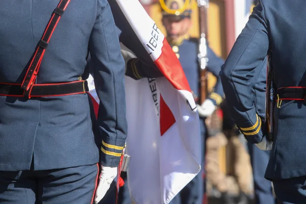Praça Tiradentes, no centro de Ouro Preto, recebe a tradicional honra militar, com presença dos Dragões da Inconfidência