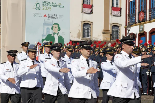 Praça Tiradentes, no centro de Ouro Preto, recebe a tradicional honra militar, com presença dos Dragões da Inconfidência