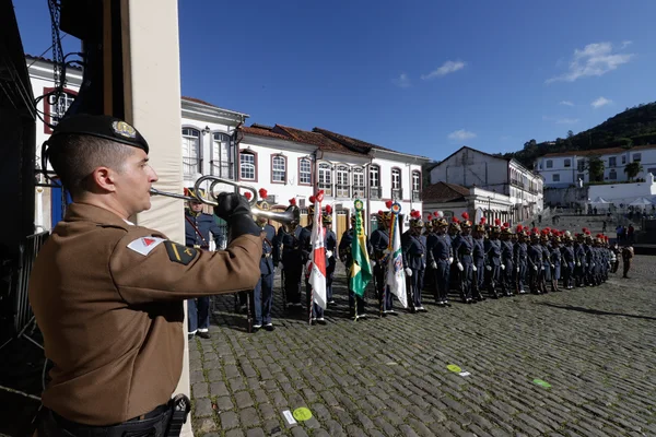 Praça Tiradentes, no centro de Ouro Preto, recebe a tradicional honra militar, com presença dos Dragões da Inconfidência
