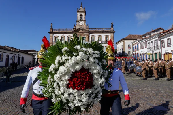 Praça Tiradentes, no centro de Ouro Preto, recebe a tradicional honra militar, com presença dos Dragões da Inconfidência