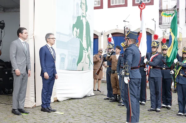 Praça Tiradentes, no centro de Ouro Preto, recebe a tradicional honra militar, com presença dos Dragões da Inconfidência