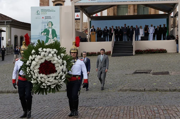 Praça Tiradentes, no centro de Ouro Preto, recebe a tradicional honra militar, com presença dos Dragões da Inconfidência