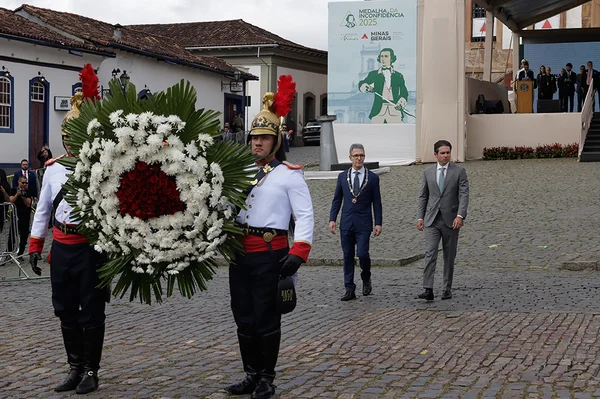 Praça Tiradentes, no centro de Ouro Preto, recebe a tradicional honra militar, com presença dos Dragões da Inconfidência
