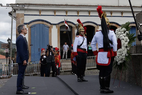 Praça Tiradentes, no centro de Ouro Preto, recebe a tradicional honra militar, com presença dos Dragões da Inconfidência