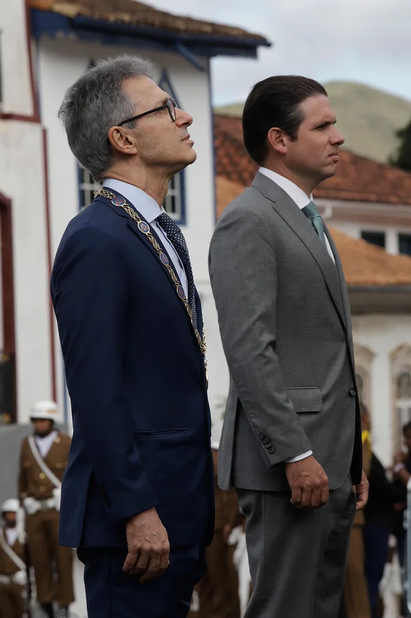 Praça Tiradentes, no centro de Ouro Preto, recebe a tradicional honra militar, com presença dos Dragões da Inconfidência