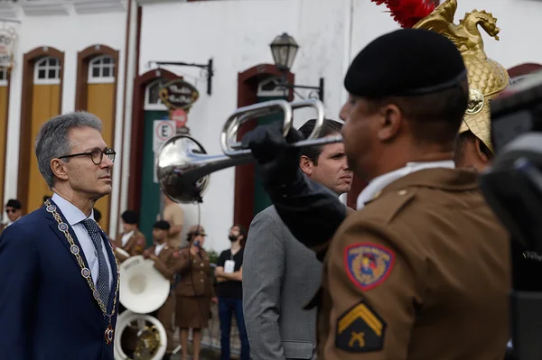 Praça Tiradentes, no centro de Ouro Preto, recebe a tradicional honra militar, com presença dos Dragões da Inconfidência