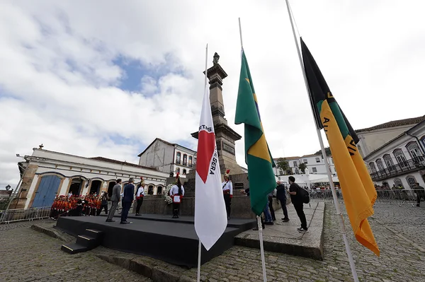 Praça Tiradentes, no centro de Ouro Preto, recebe a tradicional honra militar, com presença dos Dragões da Inconfidência