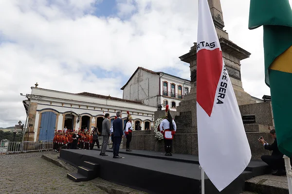 Praça Tiradentes, no centro de Ouro Preto, recebe a tradicional honra militar, com presença dos Dragões da Inconfidência