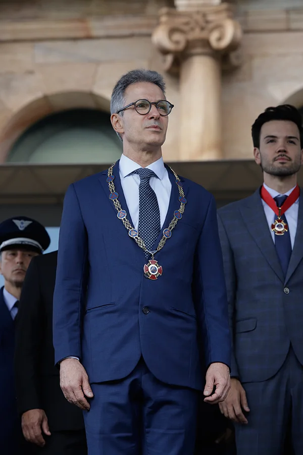 Praça Tiradentes, no centro de Ouro Preto, recebe a tradicional honra militar, com presença dos Dragões da Inconfidência