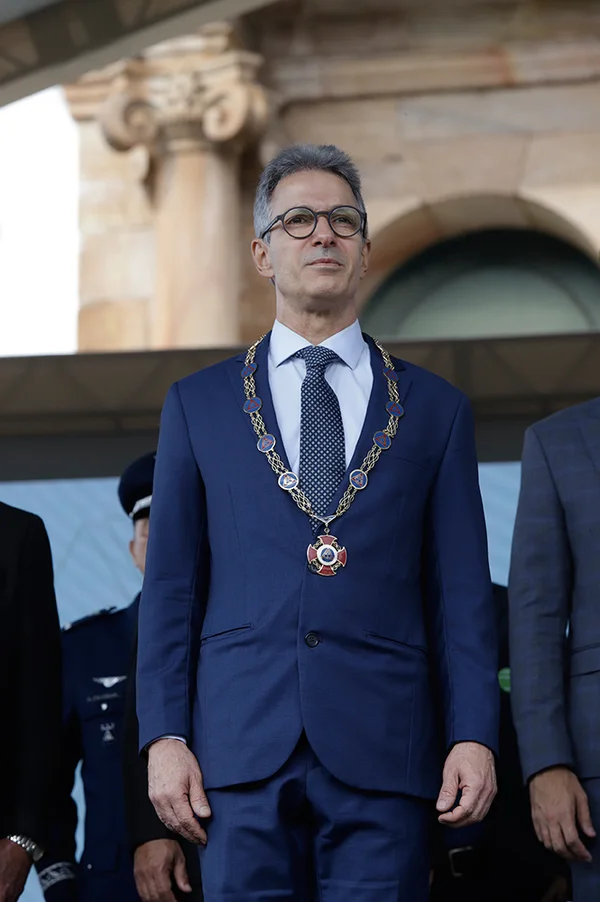 Praça Tiradentes, no centro de Ouro Preto, recebe a tradicional honra militar, com presença dos Dragões da Inconfidência