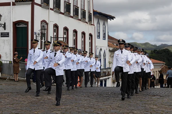 Praça Tiradentes, no centro de Ouro Preto, recebe a tradicional honra militar, com presença dos Dragões da Inconfidência