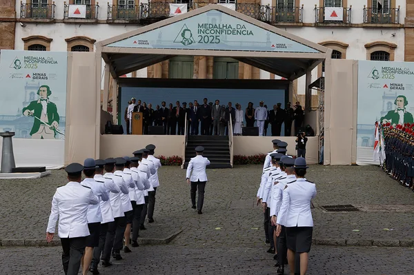 Praça Tiradentes, no centro de Ouro Preto, recebe a tradicional honra militar, com presença dos Dragões da Inconfidência