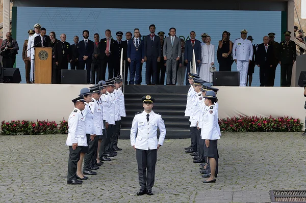Praça Tiradentes, no centro de Ouro Preto, recebe a tradicional honra militar, com presença dos Dragões da Inconfidência