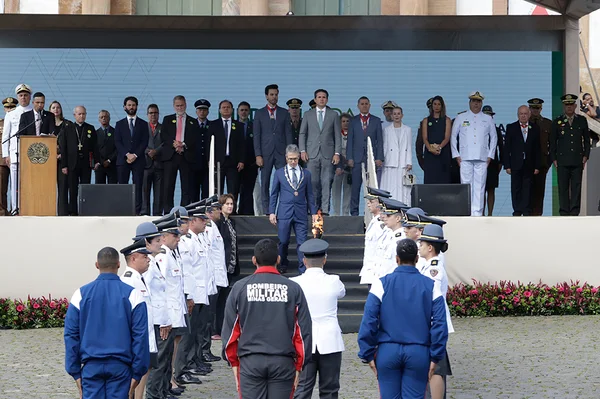 Praça Tiradentes, no centro de Ouro Preto, recebe a tradicional honra militar, com presença dos Dragões da Inconfidência